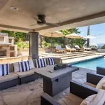 Gorgeous villa w/pool, spa, b-ball court&view!