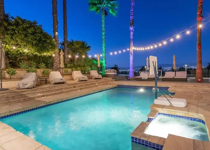 Gorgeous villa w/pool, spa, b-ball court&view!