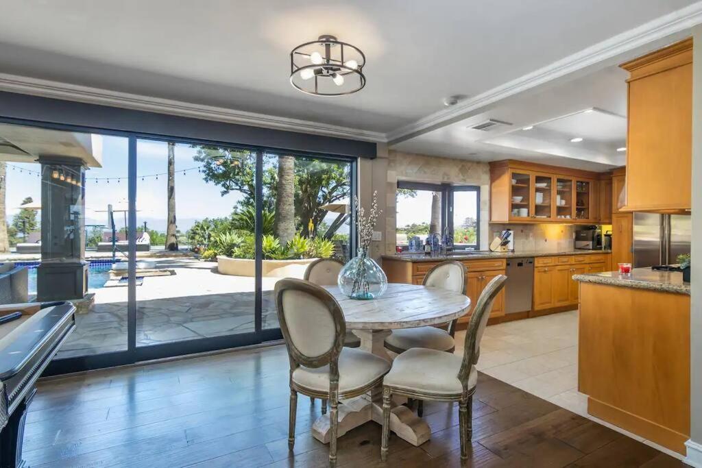 Gorgeous W/pool, Spa, B-ball Court&view! *