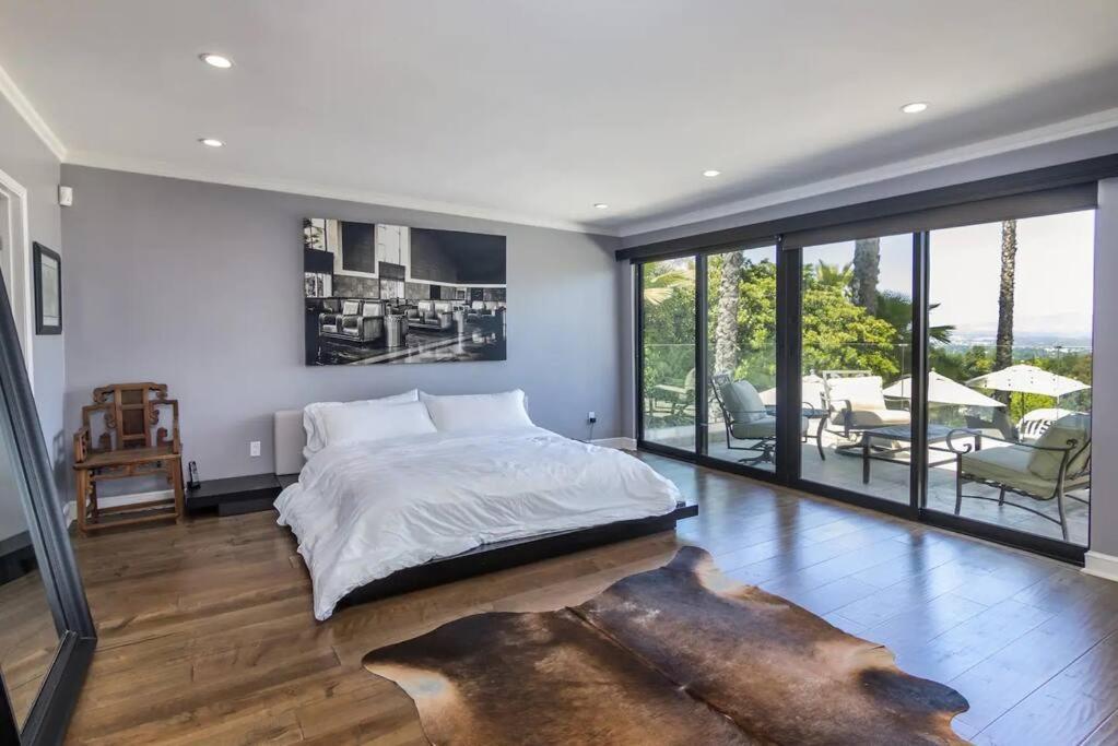 Gorgeous W/pool, Spa, B-ball Court&view! Los Angeles