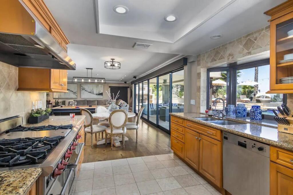 Villa Gorgeous W/pool, Spa, B-ball Court&view! Los Angeles