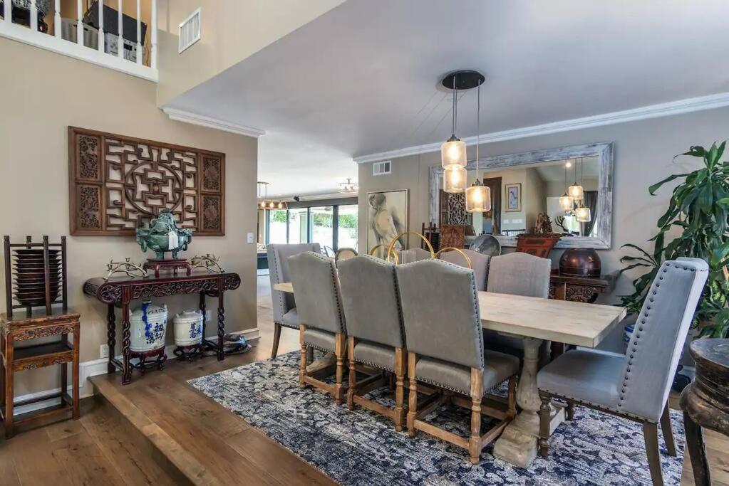 Gorgeous W/pool, Spa, B-ball Court&view! *