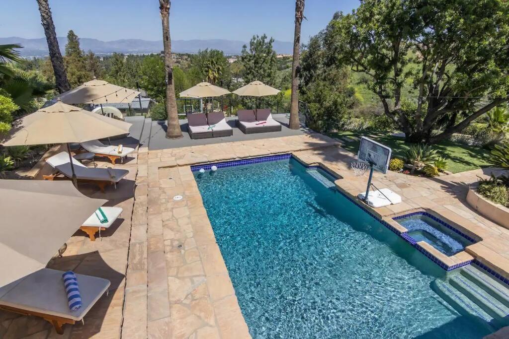 Gorgeous W/pool, Spa, B-ball Court&view! Los Angeles