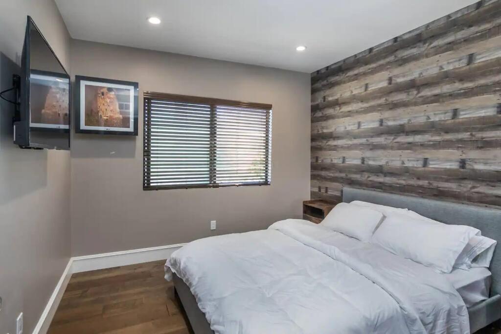 Gorgeous W/pool, Spa, B-ball Court&view! *