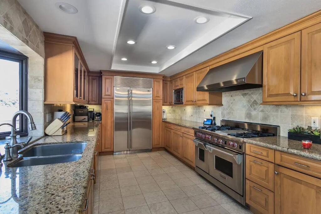 Gorgeous W/pool, Spa, B-ball Court&view! Villa Los Angeles