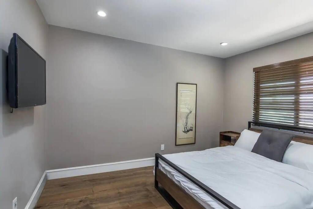 Gorgeous W/pool, Spa, B-ball Court&view!