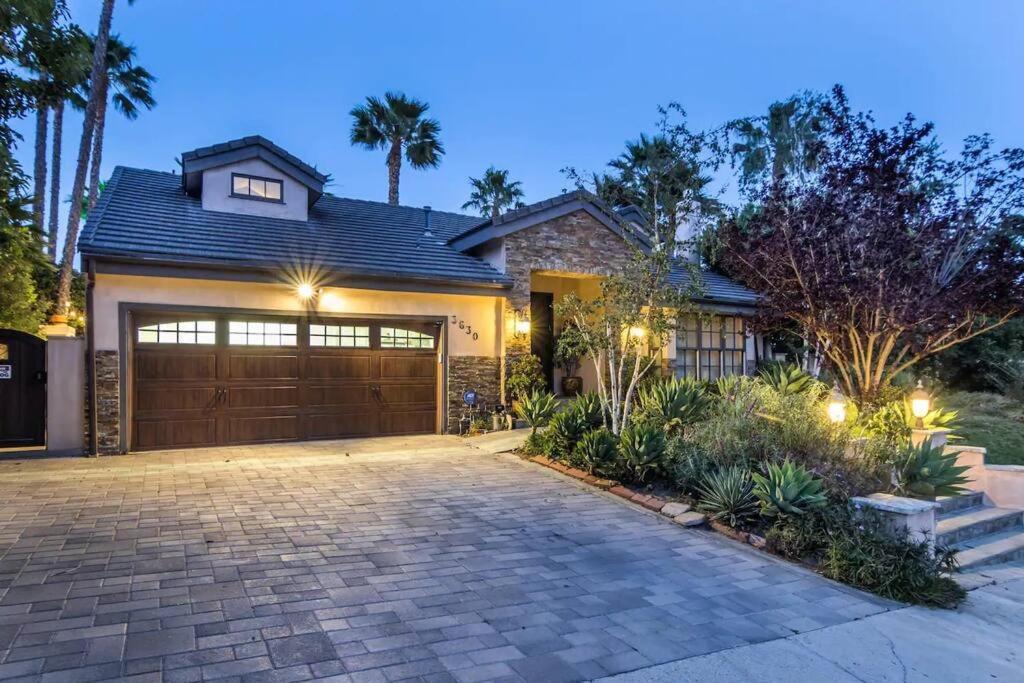 Gorgeous W/pool, Spa, B-ball Court&view!