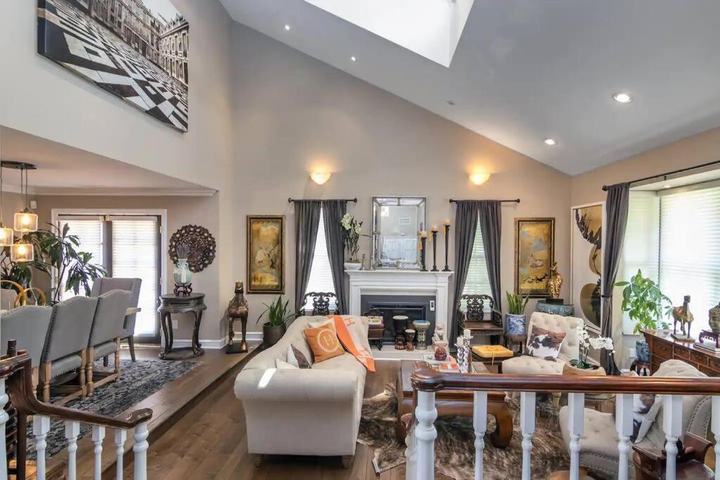 Gorgeous W/pool, Spa, B-ball Court&view!