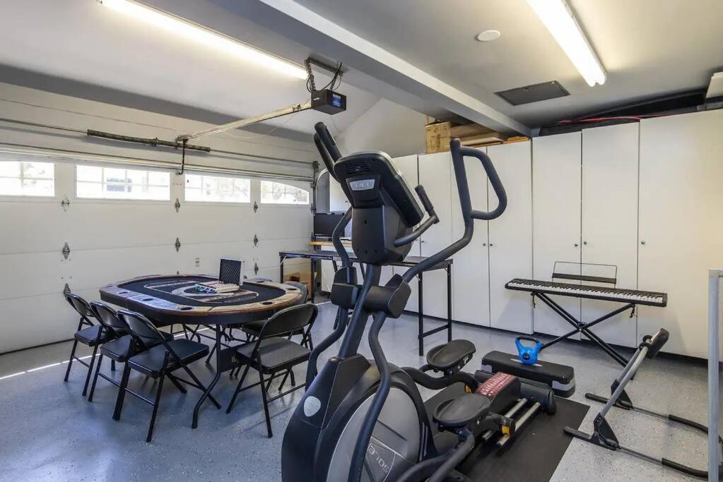 Gorgeous W/pool, Spa, B-ball Court&view! Los Angeles
